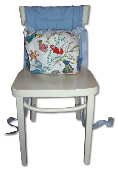 Baby auf den Stuhl setzten