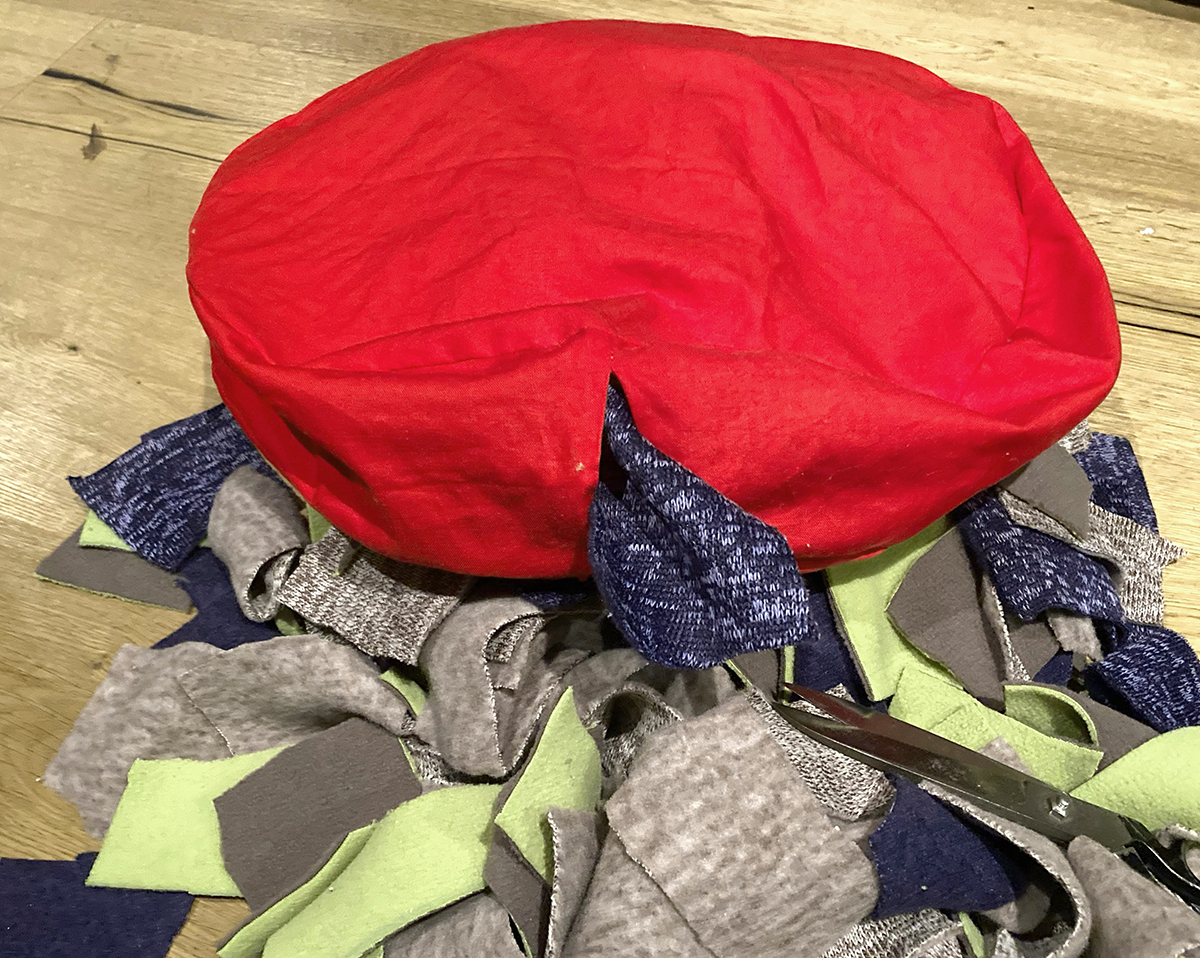 Kissen mit Stoffresten ausstopfen