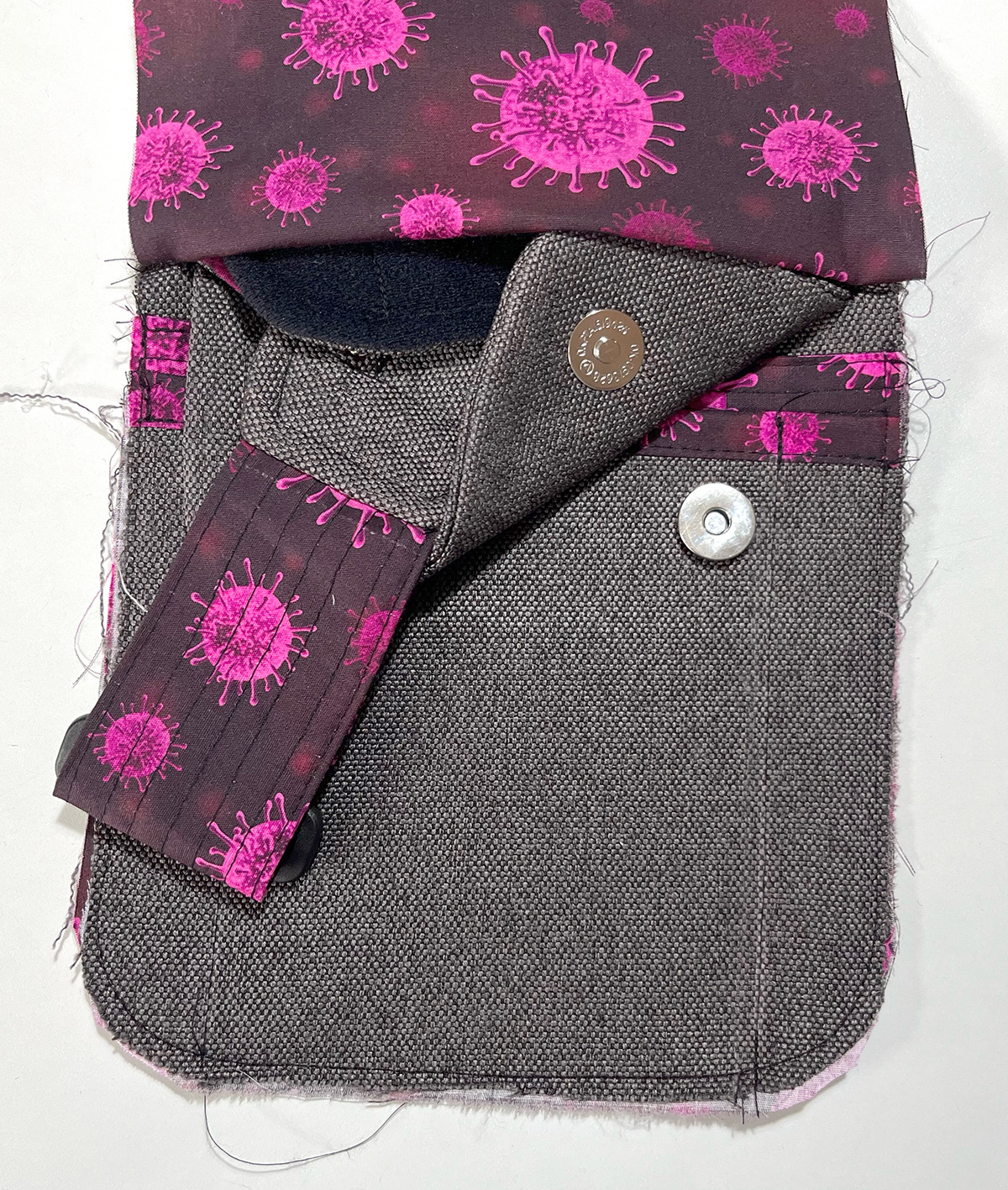 Taschenklappe und Seitentasche wegklappen