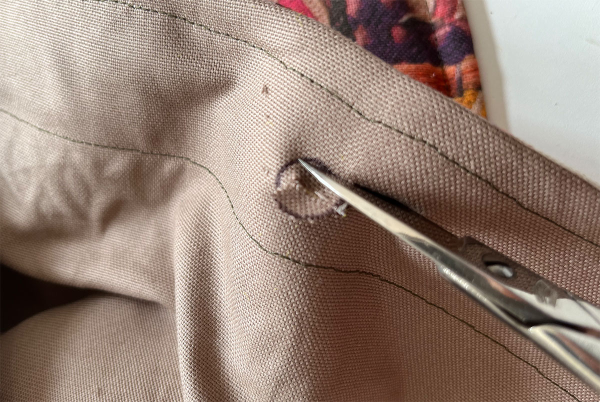 Löcher für Clipösen ausschneiden