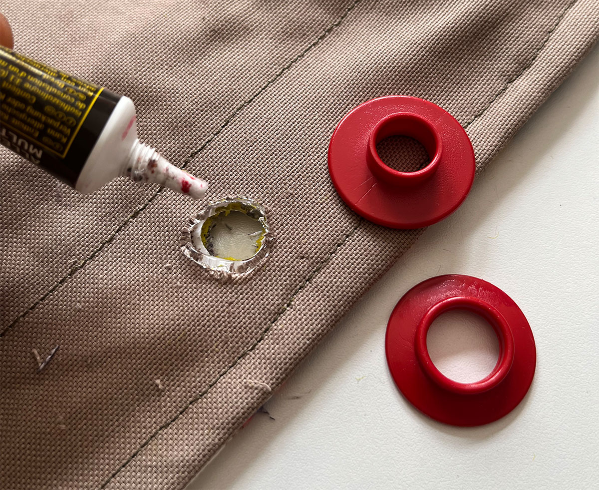 Kleber an den Ausschnitt geben