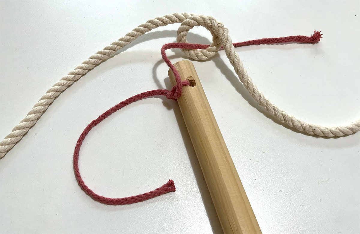 Kordel an Rundholz knoten